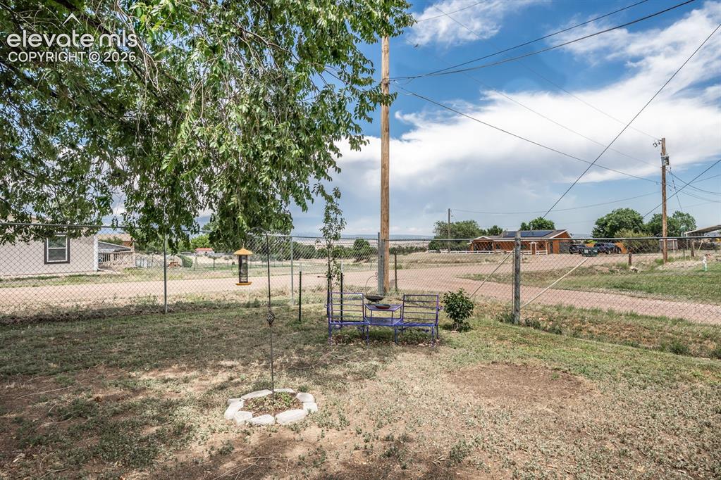 Image 19 of 20: Yard