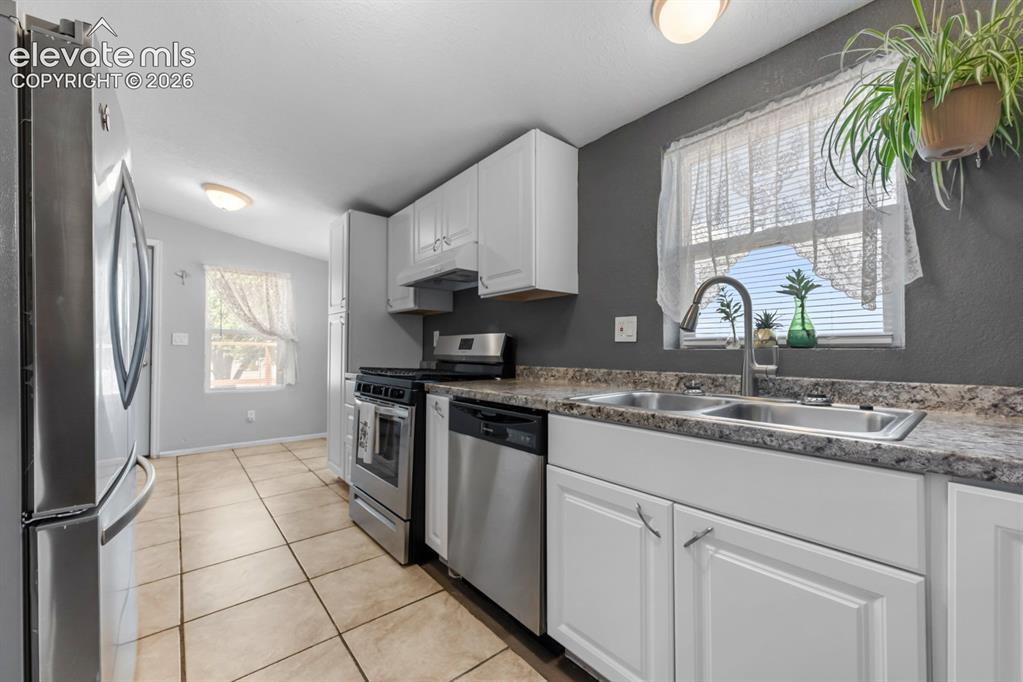 Image 7 of 20: Kitchen