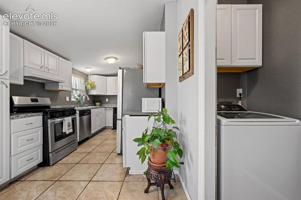 Image 9 of 20: Kitchen