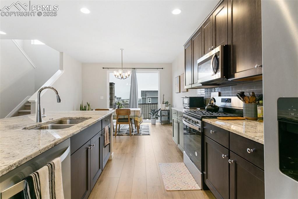 Image 11 of 27: Kitchen