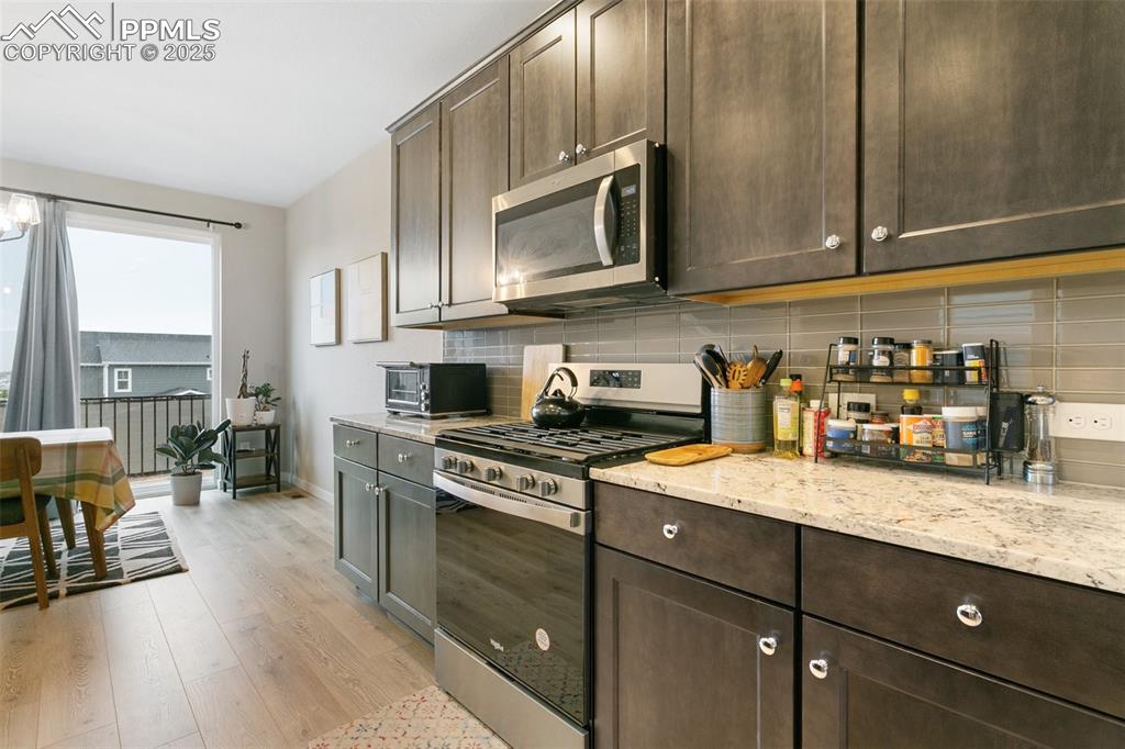 Image 13 of 27: Kitchen