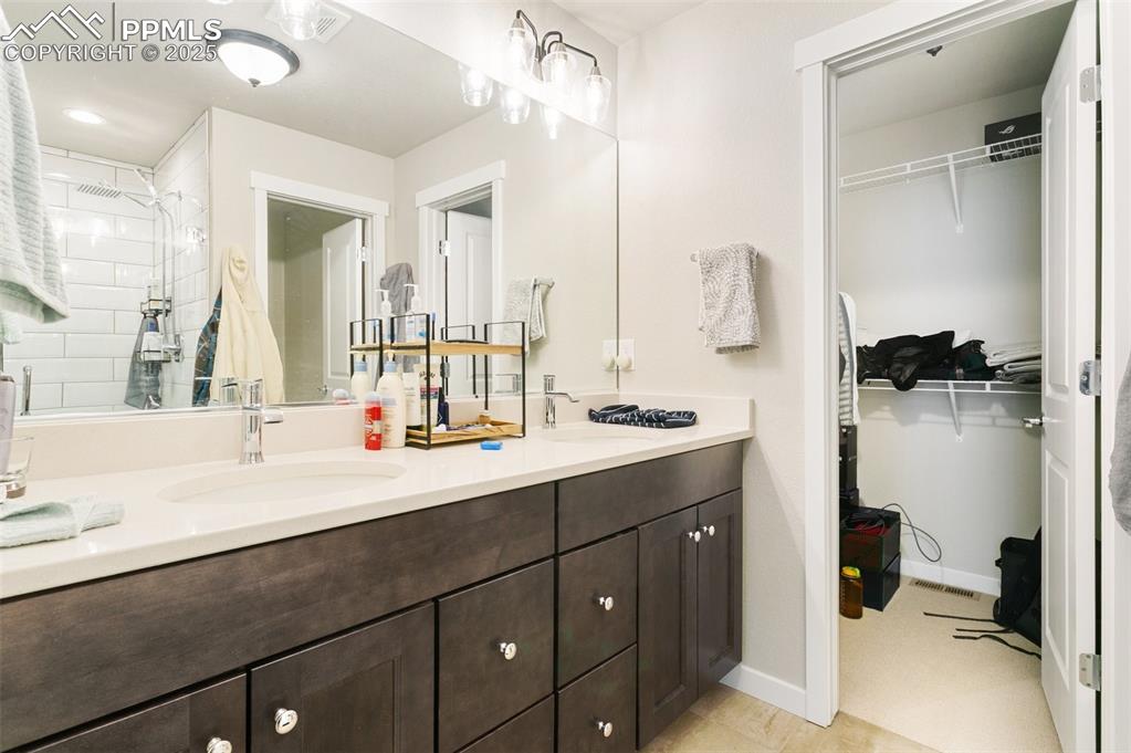 Image 19 of 27: Bathroom