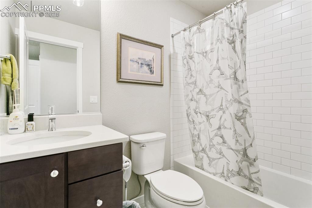 Image 20 of 27: Bathroom