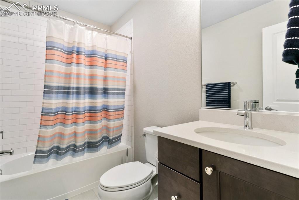 Image 23 of 27: Bathroom