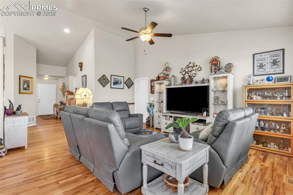 Image 10 of 50: Living Room