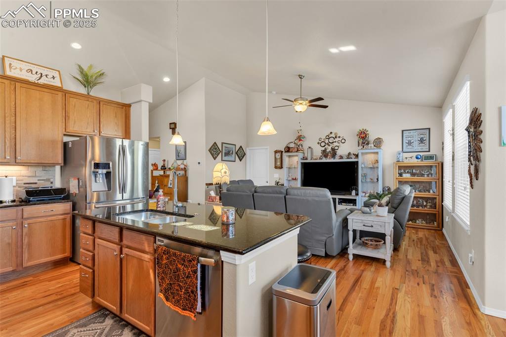 Image 19 of 50: Kitchen