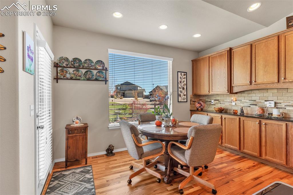 Image 21 of 50: Dining Area