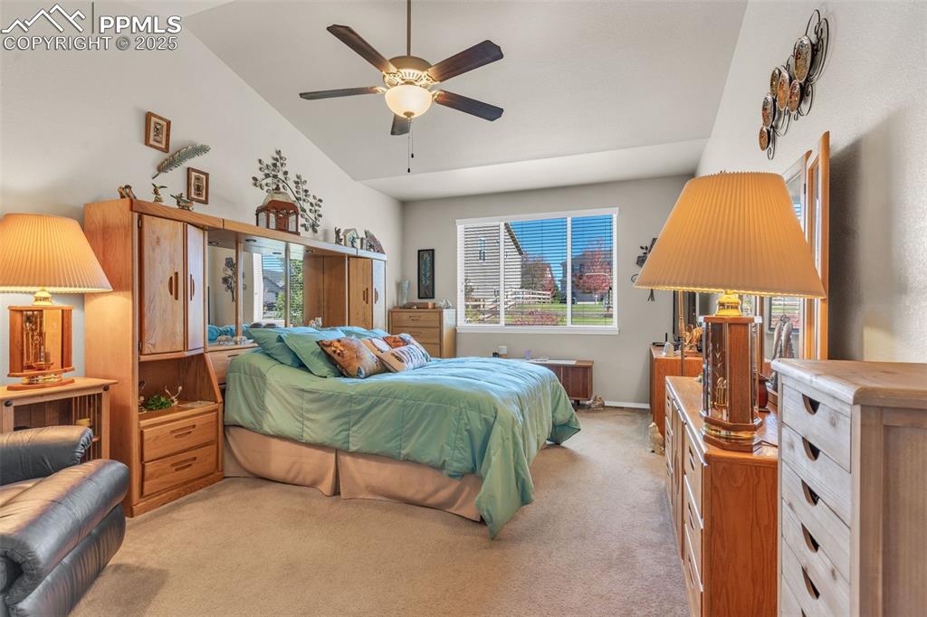 Image 22 of 50: Bedroom