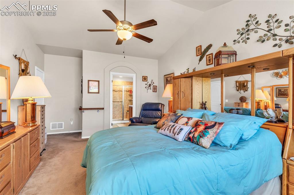 Image 23 of 50: Bedroom