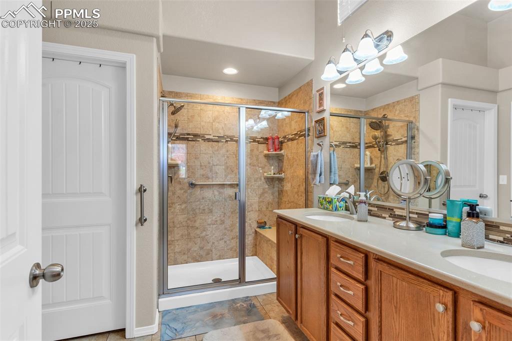 Image 24 of 50: Bathroom