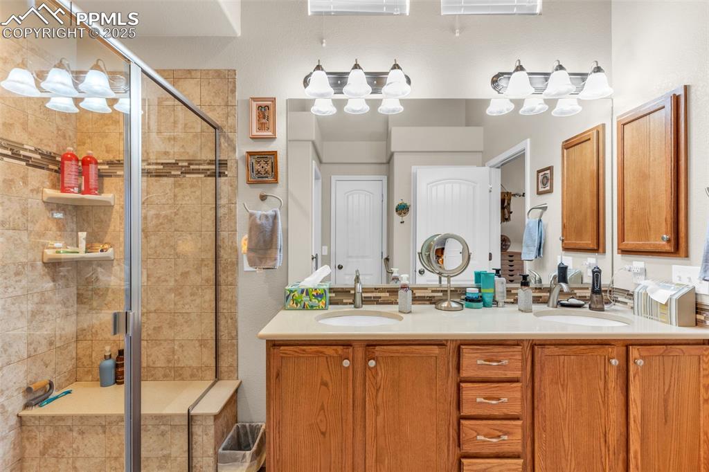 Image 25 of 50: Bathroom