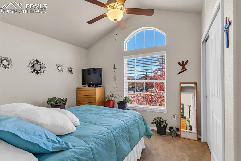 Image 26 of 50: Bedroom