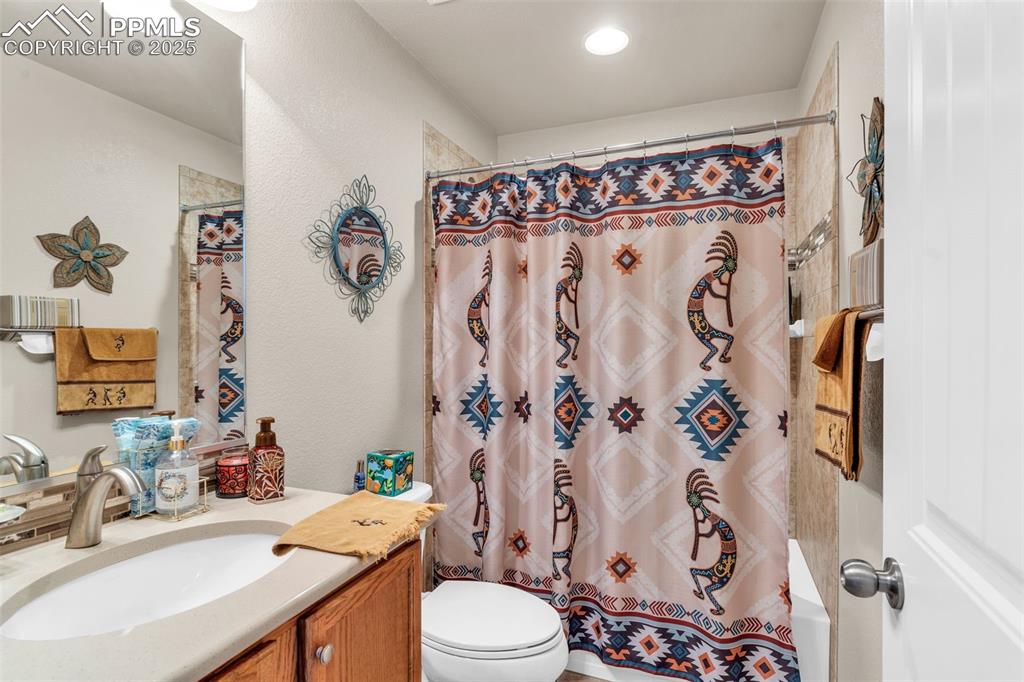 Image 27 of 50: Bathroom