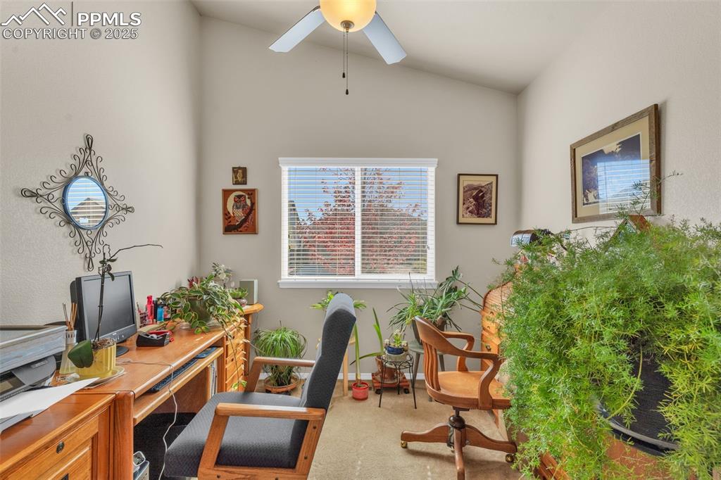 Image 28 of 50: Office