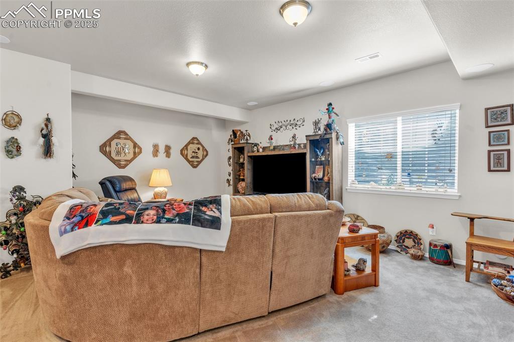 Image 33 of 50: Living Room