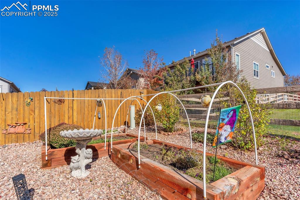 Image 49 of 50: Yard