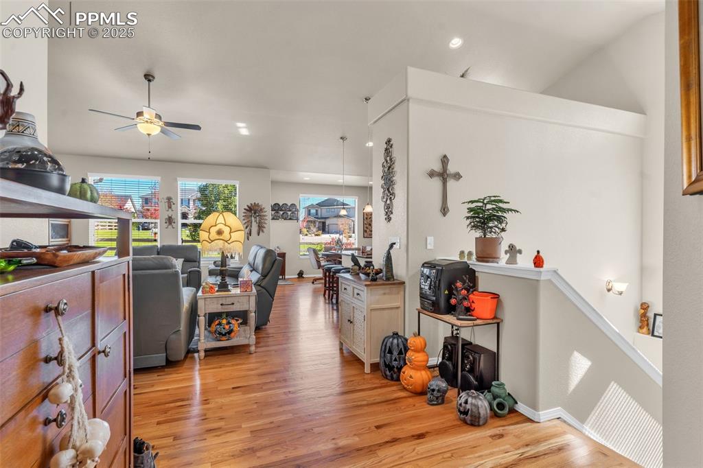 Image 7 of 50: Living Room