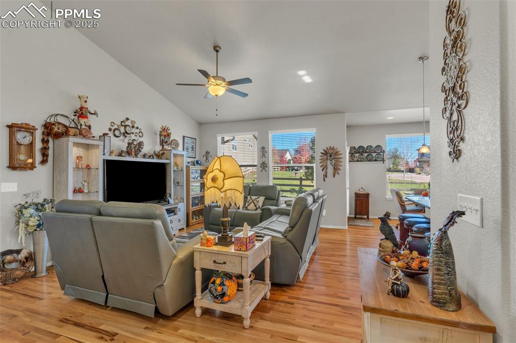 Image 8 of 50: Living Room