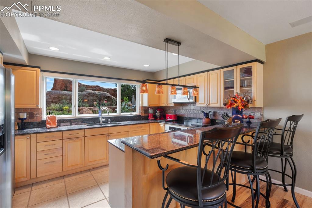 Image 13 of 50: Kitchen