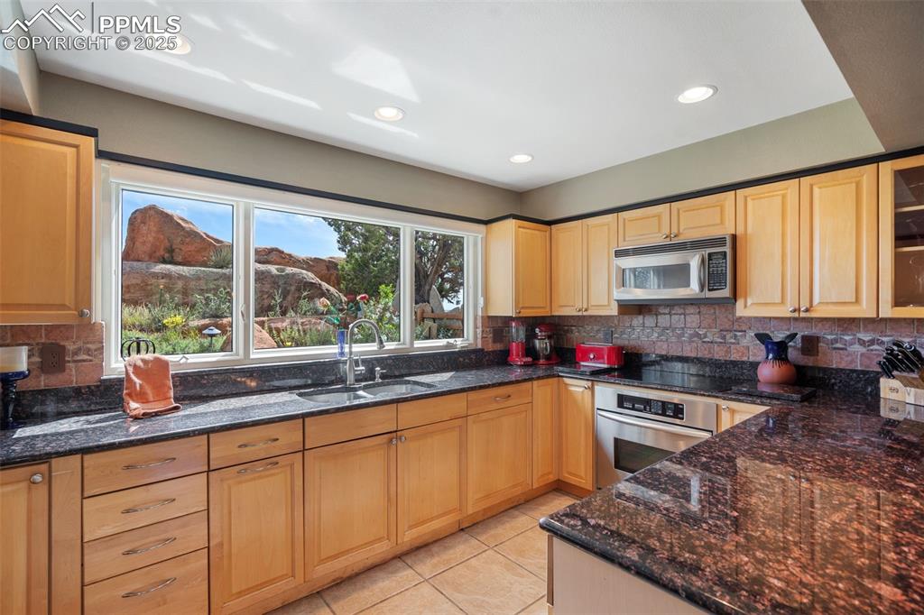 Image 14 of 50: Kitchen