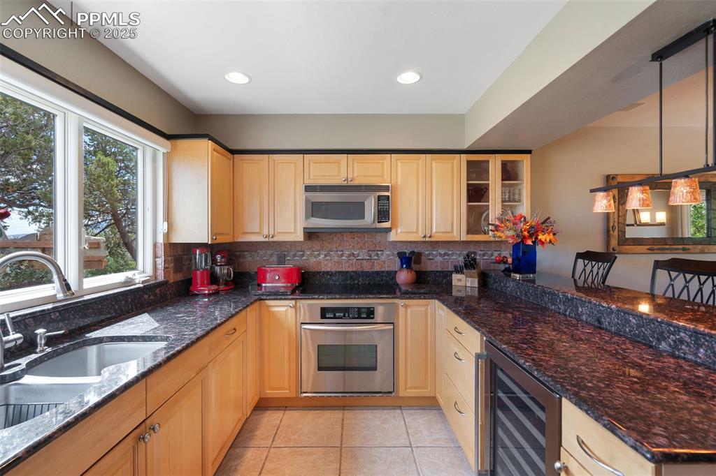 Image 15 of 50: Kitchen