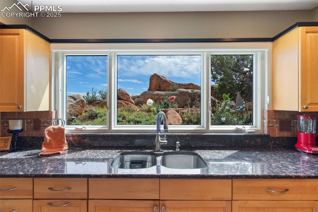 Image 18 of 50: Kitchen