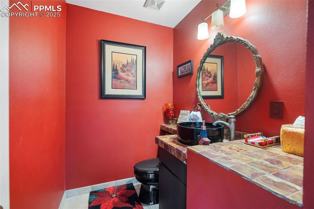 Image 19 of 50: Bathroom