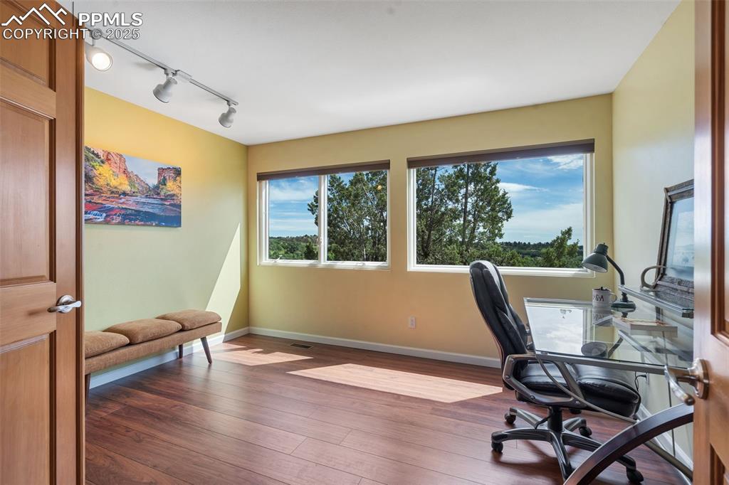 Image 20 of 50: Office