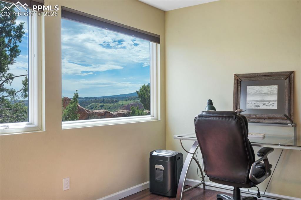 Image 21 of 50: Office