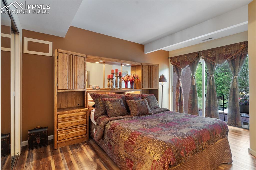 Image 32 of 50: Bedroom