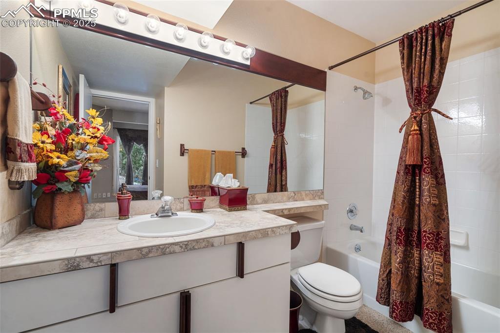 Image 33 of 50: Bathroom