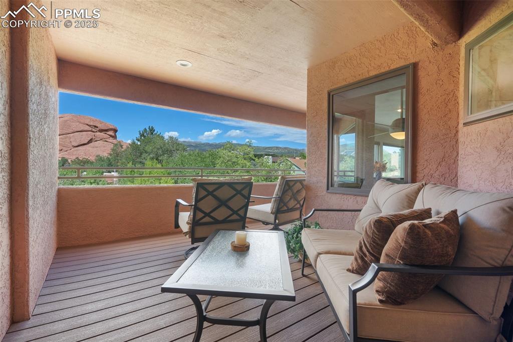 Image 39 of 50: Deck