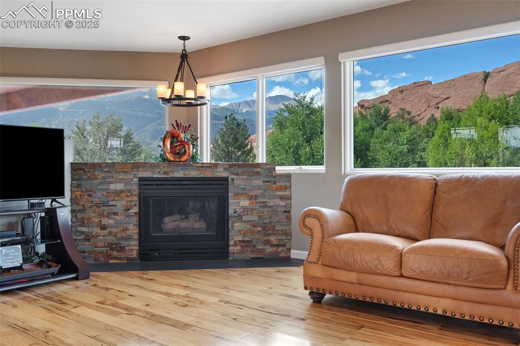 Image 5 of 50: Living Room