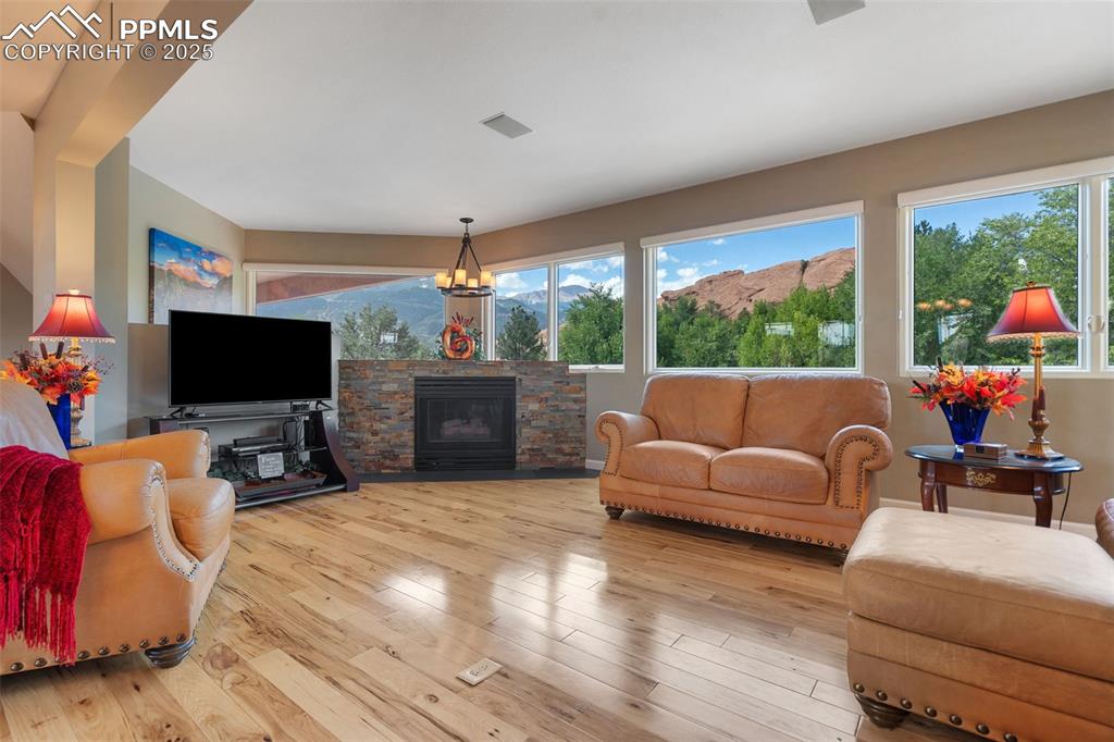 Image 6 of 50: Living Room