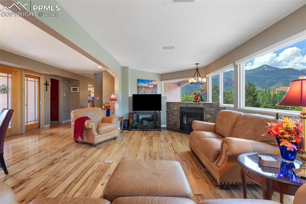 Image 7 of 50: Living Room