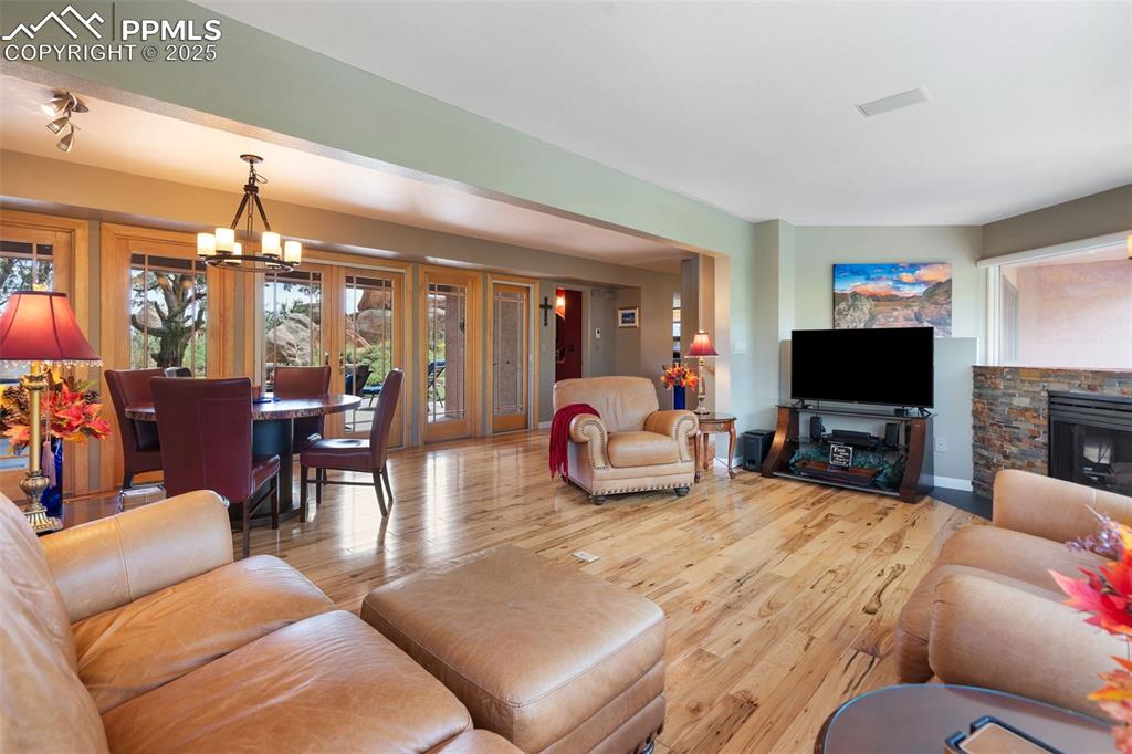 Image 8 of 50: Living Room