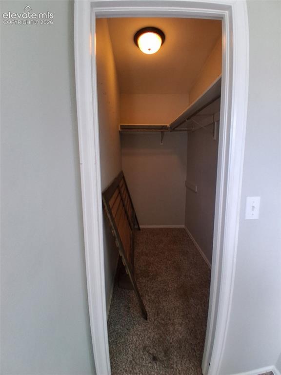 Image 21 of 29: Closet