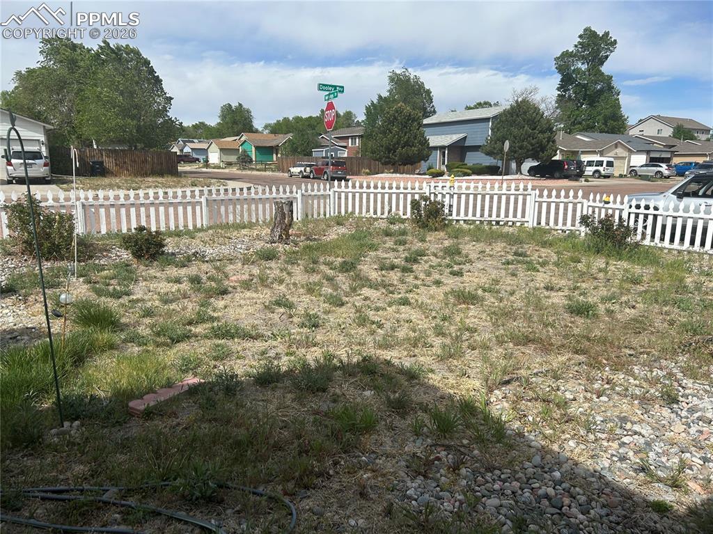 Image 3 of 10: front yard