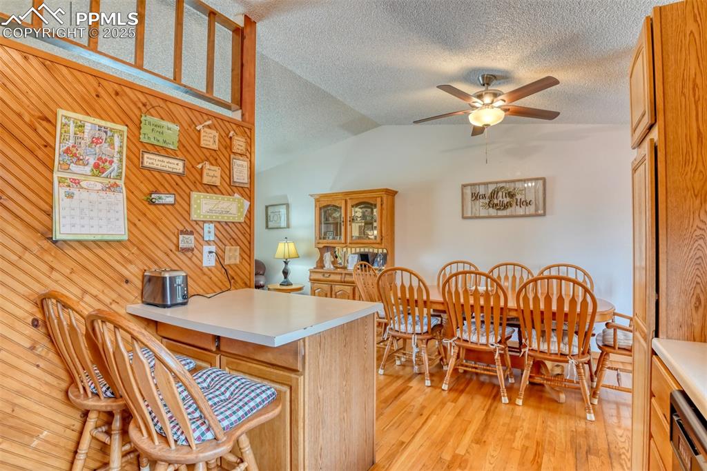 Image 12 of 46: Small eating area in kitchen