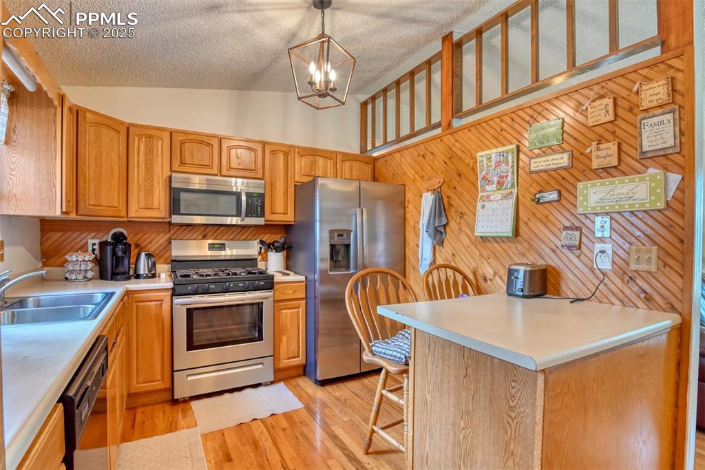 Image 13 of 46: Plenty of cabinet space and stainless steel appliances