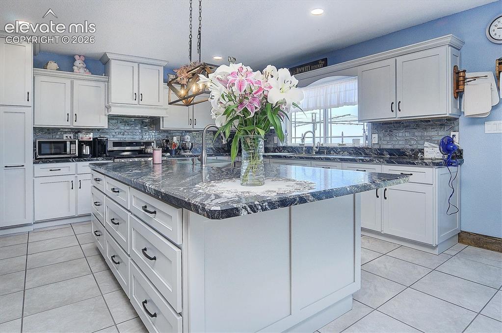 Image 12 of 44: Kitchen