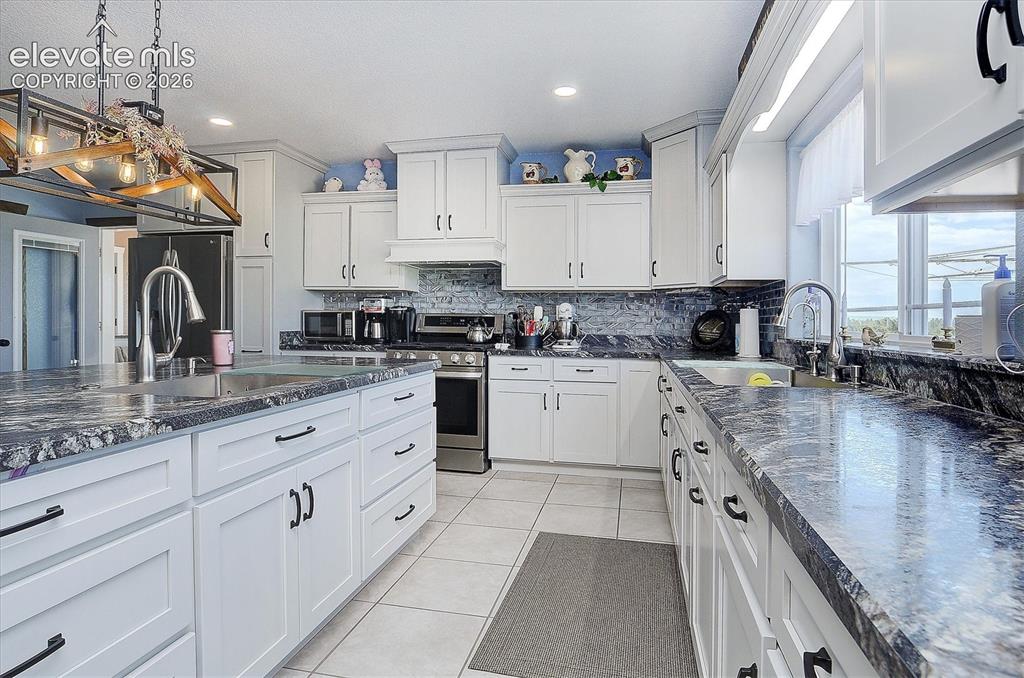 Image 13 of 44: Kitchen