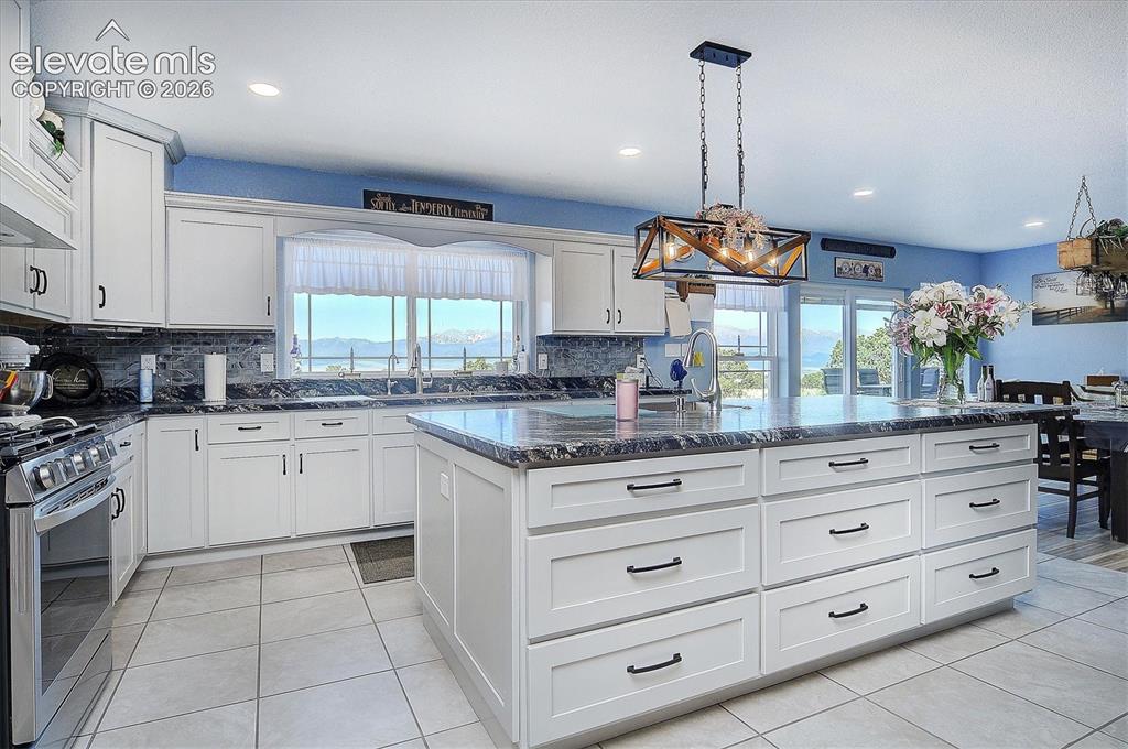 Image 14 of 44: Kitchen