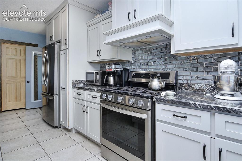 Image 15 of 44: Kitchen