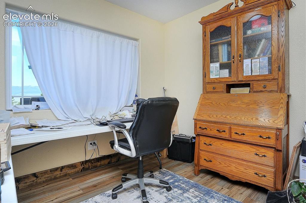Image 19 of 44: Office