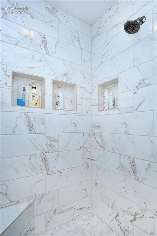 Image 22 of 44: Bathroom