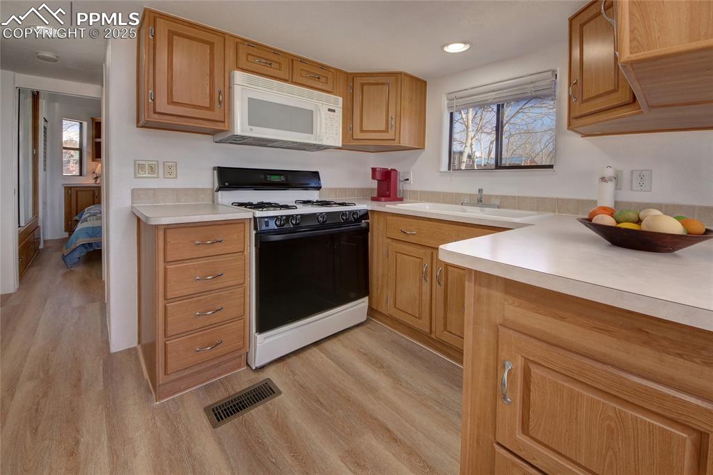 Image 15 of 50: Kitchen with gas