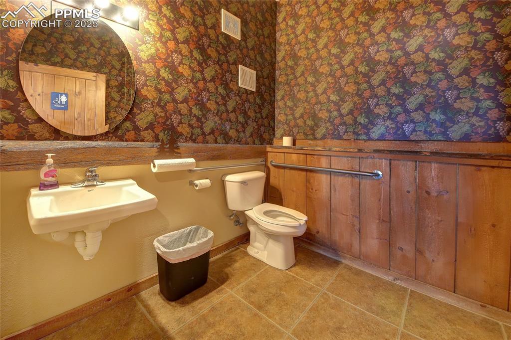 Image 28 of 50: CH One of Rec Room Bathrooms