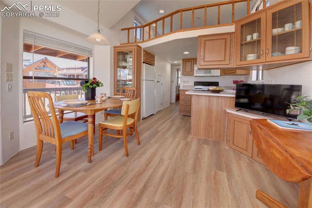 Image 9 of 50: Dining Area