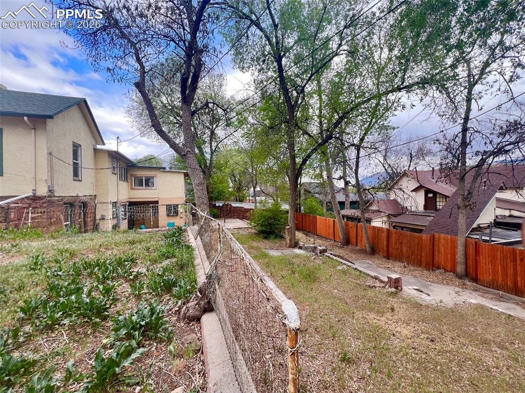 Image 2 of 5: Yard